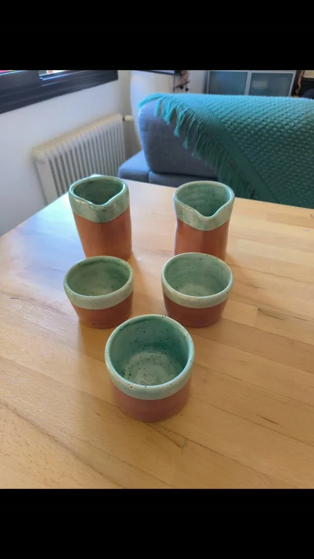 Piezas de terracota con bordes verdes