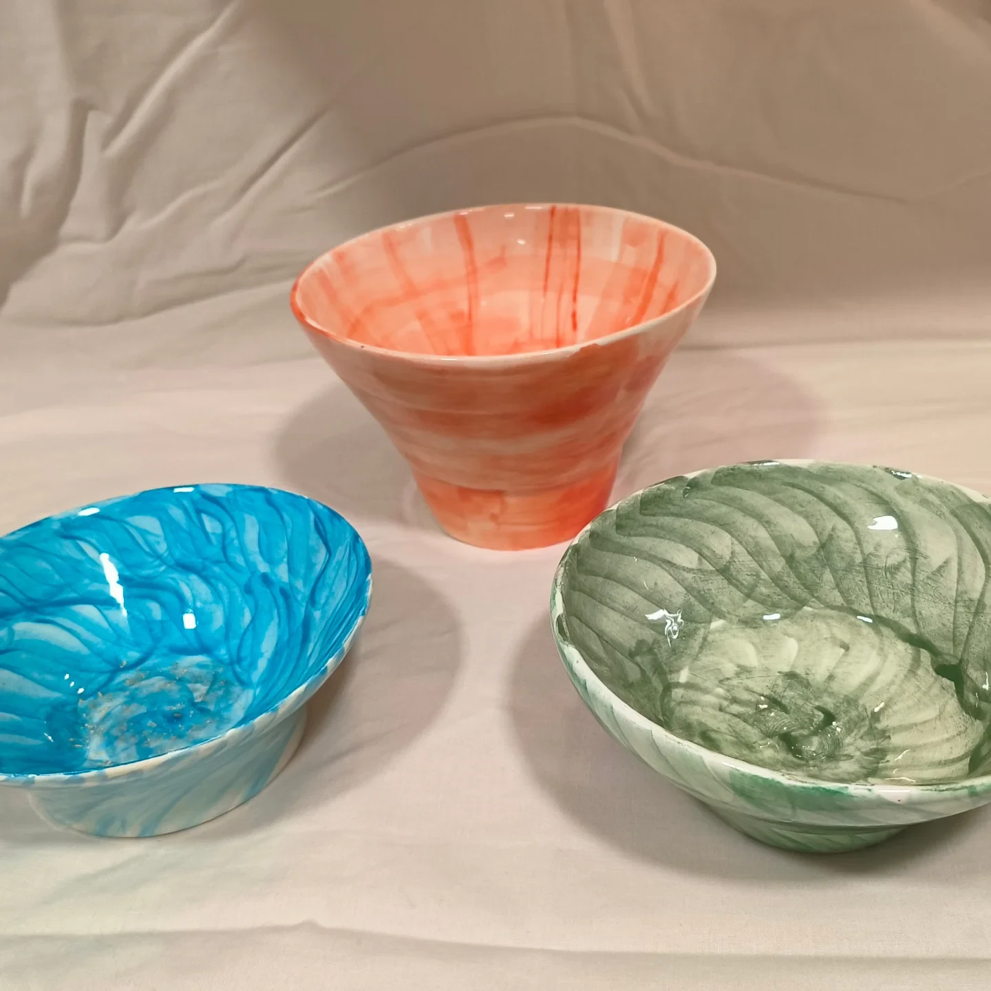 Cuencos de colores sobre una tela