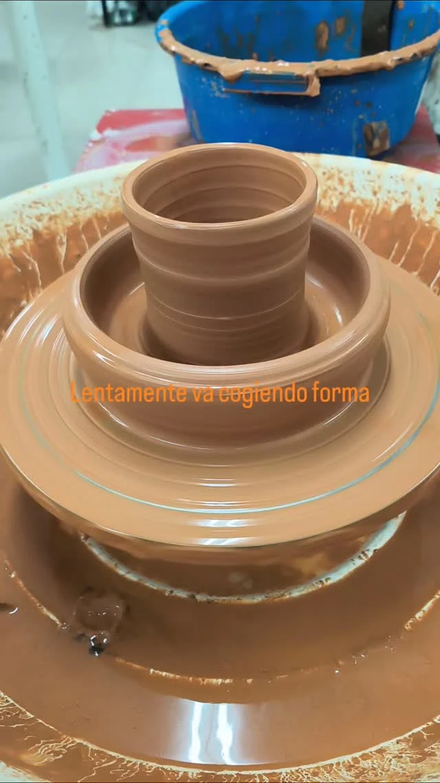 Una pieza de barro en el torno